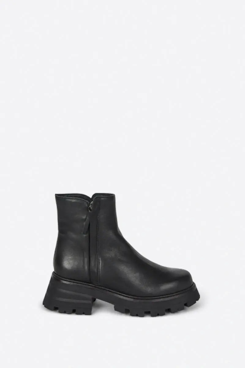 Intentionally Blank Larry Boot - Whimsy & Row